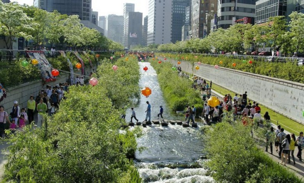 Suối Cheonggyecheon giữa lòng Seoul đẹp nhất lúc nào? Khung giờ, lễ hội đèn và lưu ý