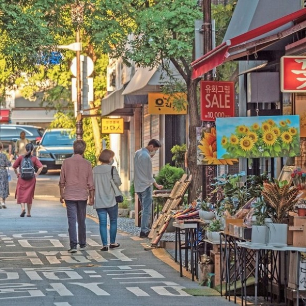 Nên mua gì làm về làm quà ở Phố cổ Insadong? Đồ thủ công, trà đạo và mẹo mua cho khách Việt