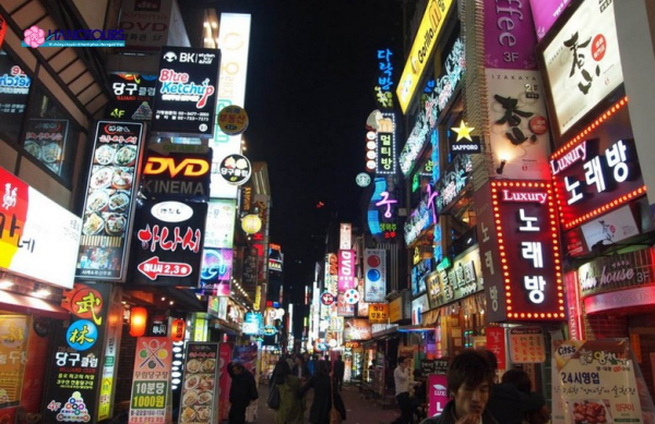 Hongdae ở Seoul có gì cho giới trẻ và dân nghệ thuật? Âm nhạc đường phố, cà phê và buổi tối sôi động