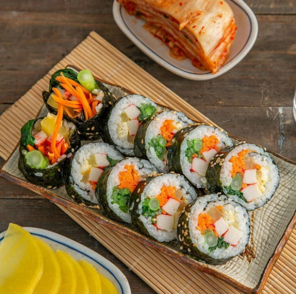Cơm cuộn Gimbap của Hàn khác sushi thế nào và ăn ở đâu?