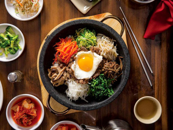 Cơm trộn Bibimbap chuẩn vị Hàn gồm những gì? 