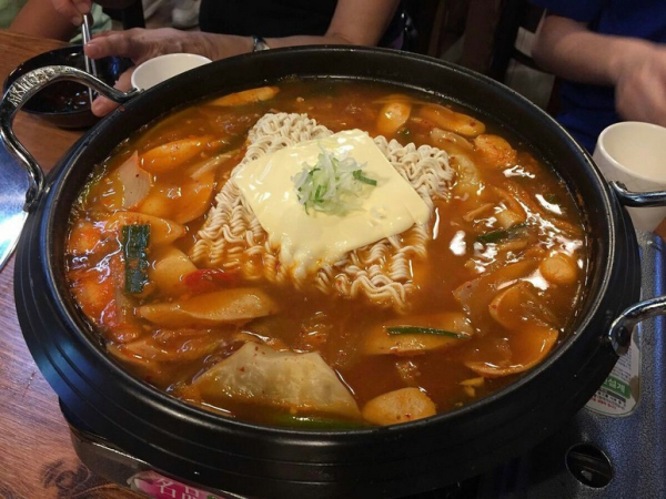 Lẩu quân đội Budae Jjigae có nguồn gốc thế nào?