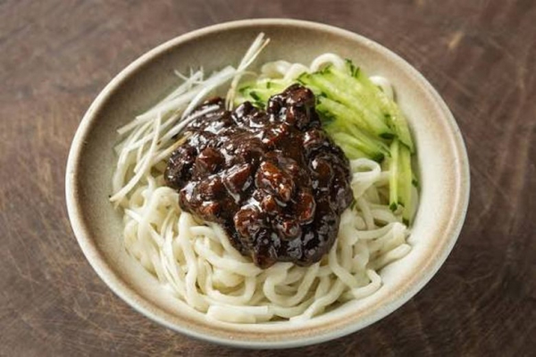 Mì đen Jjajangmyeon của Hàn khác mì Việt ra sao? 