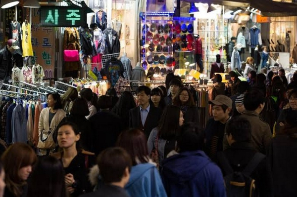 Đi tour Hàn Quốc thường vào điểm shopping nào, có bắt buộc mua không? 