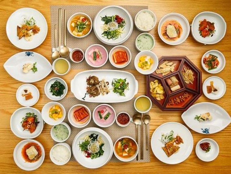Bàn ăn Hàn Quốc với các món chung như canh, kim chi bày giữa bàn