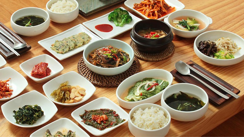 Bàn ăn Hàn Quốc với thịt nướng và nhiều món phụ banchan