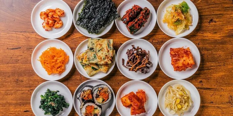 Bàn ăn món Hàn với kim chi, tteokbokki và các món sốt cay màu đỏ