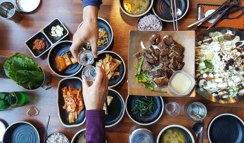  Bàn tiệc soju kiểu Hàn Quốc với các món anju bày sẵn xung quanh