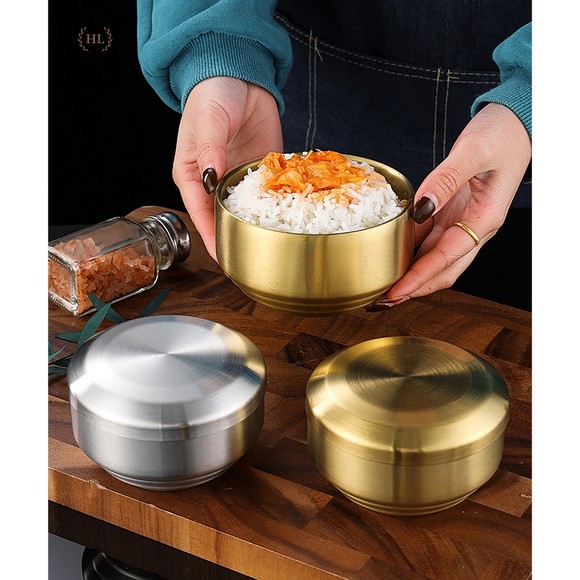 Bát cơm và bát canh kim loại đặt cố định trên bàn theo phong cách Hàn Quốc