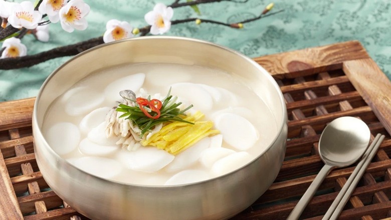 Bát canh bánh gạo tteokguk truyền thống trong ngày Tết Seollal