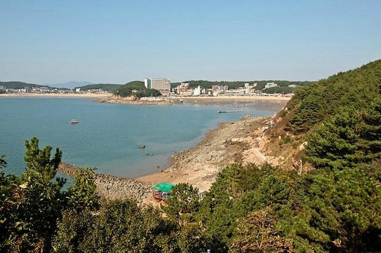 Bãi biển Eulwangni với hàng quán hải sản ven bờ gần sân bay Incheon