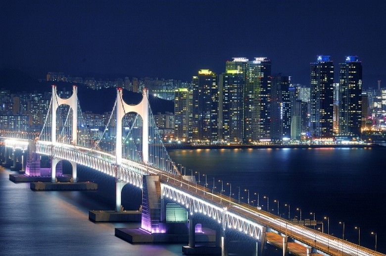 Bãi biển Gwangalli Busan với cầu Gwangan lung linh về đêm