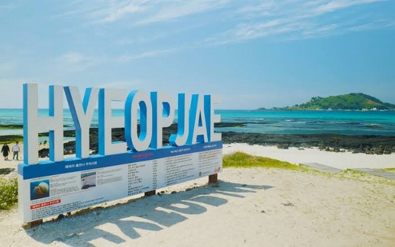 Bãi biển Hyeopjae với cát trắng, nước biển ngọc lam và đảo Biyangdo phía xa