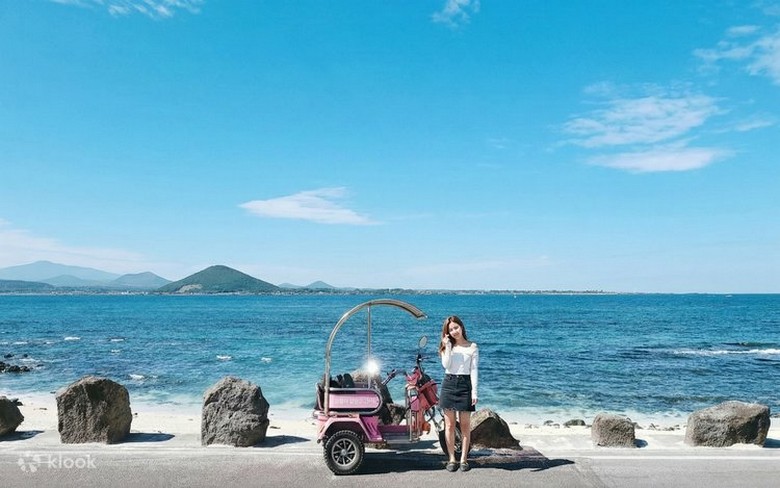 Bãi biển Sanho trên đảo Udo với cát san hô trắng và nước biển xanh ngọc