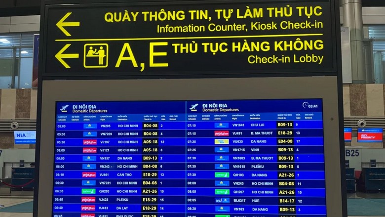 Bảng thông tin chuyến bay đêm và hành khách làm thủ tục tại sân bay Nội Bài