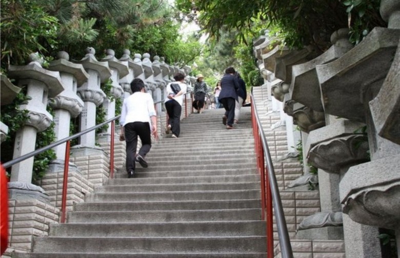  Bậc thang đá dẫn xuống chùa với đèn lồng đá hai bên