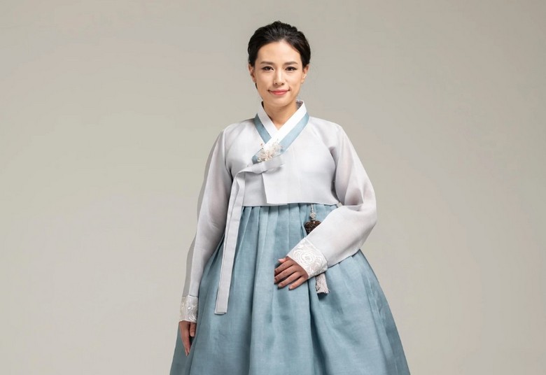 Bộ hanbok truyền thống với thiết kế áo ngắn và váy dài đặc trưng