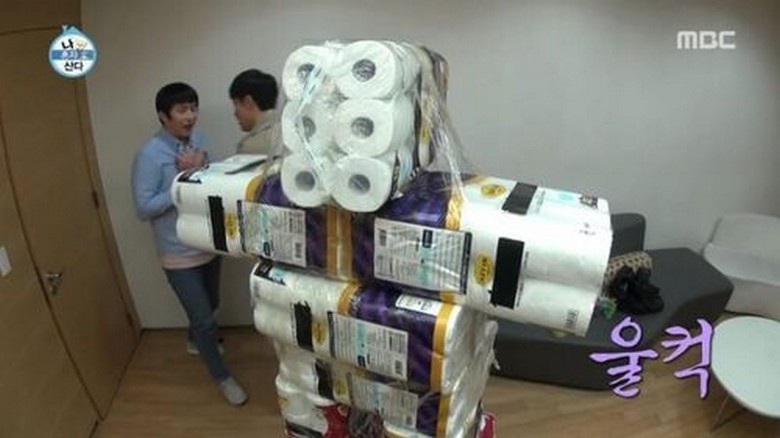 Bộ quà tặng tân gia gồm giấy vệ sinh và bột giặt theo phong tục Hàn Quốc