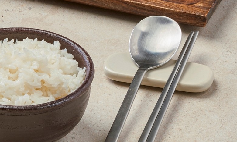 Bộ thìa đũa kim loại truyền thống của Hàn Quốc đặt cạnh bát cơm