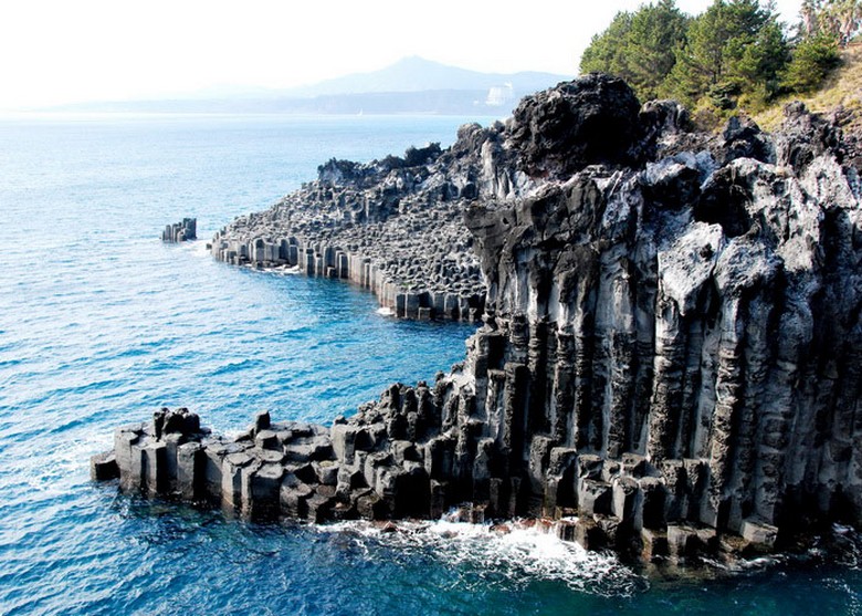 Bờ biển đá đen núi lửa đặc trưng của đảo Jeju