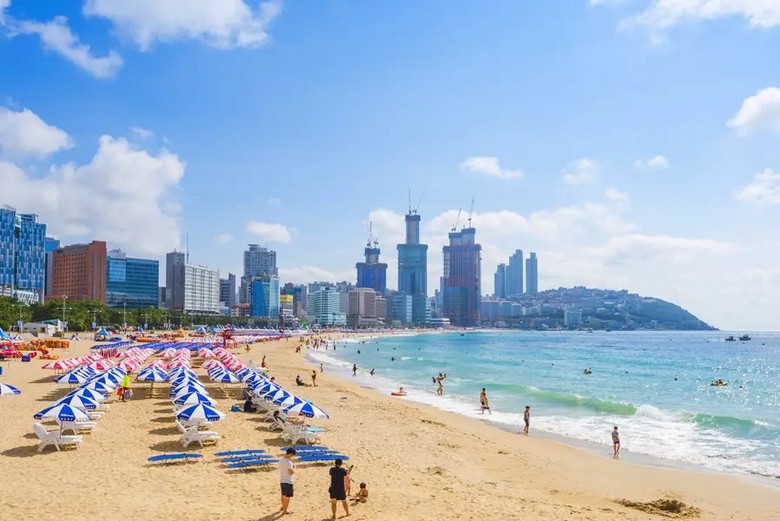 Bờ cát trắng dài của bãi biển Haeundae nhìn ra biển xanh