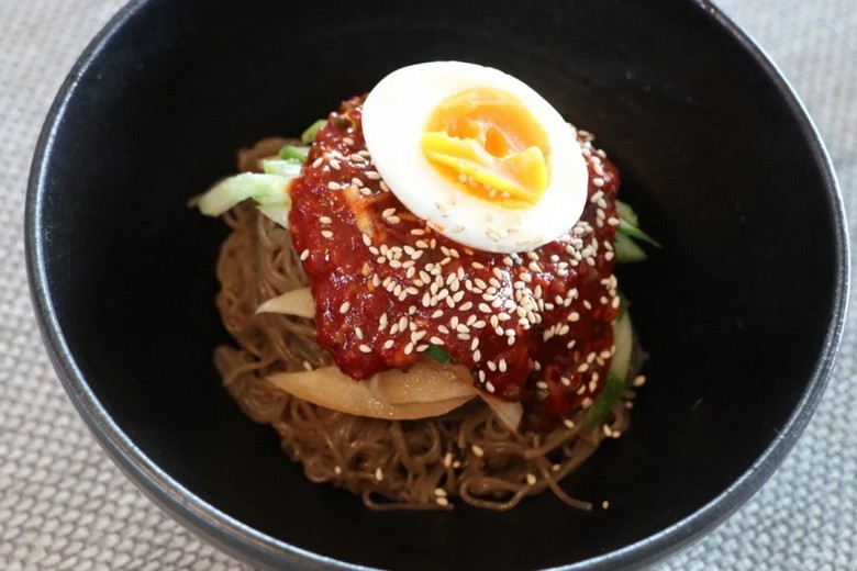  Bibim-naengmyeon trộn sốt gochujang đỏ, sợi mì bóng dai