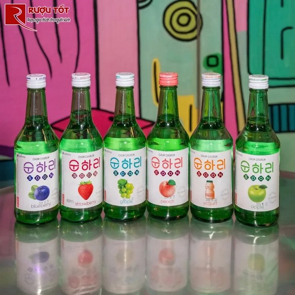 Các chai soju vị trái cây nhiều màu sắc bên cạnh soju truyền thống