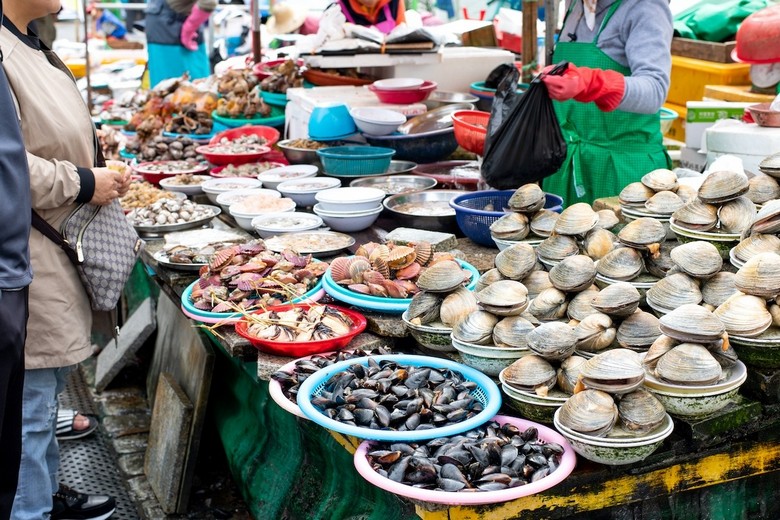 Các gian hàng hải sản tươi sống bày bán tại chợ Jagalchi