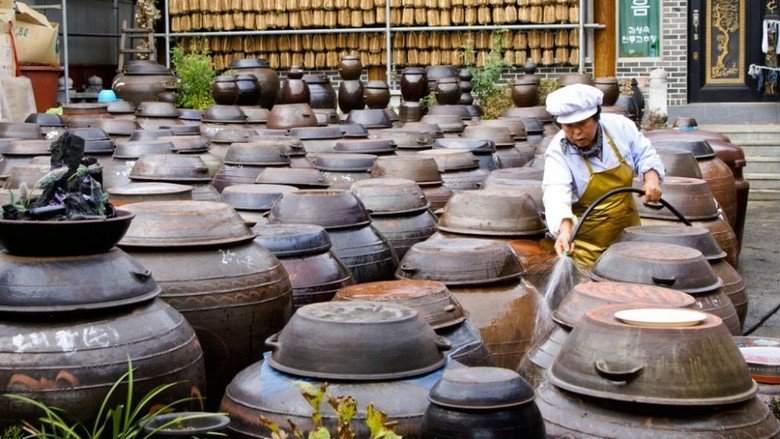 Các loại tương jang truyền thống của Hàn Quốc đựng trong bát gốm
