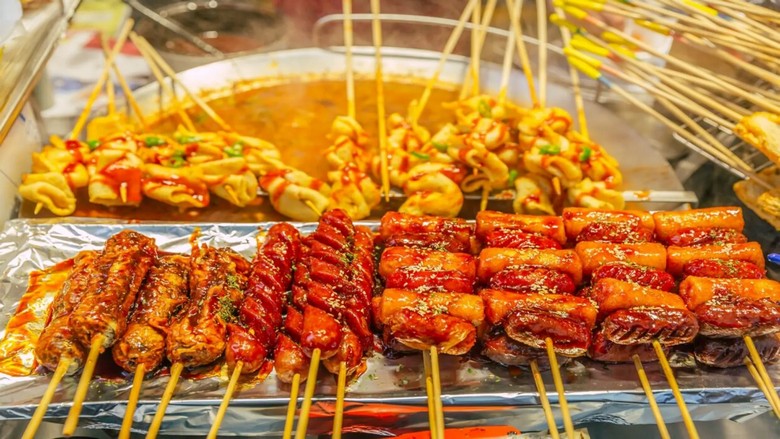 Các món ăn vặt đường phố đa dạng bày bán tại một khu chợ Hàn Quốc