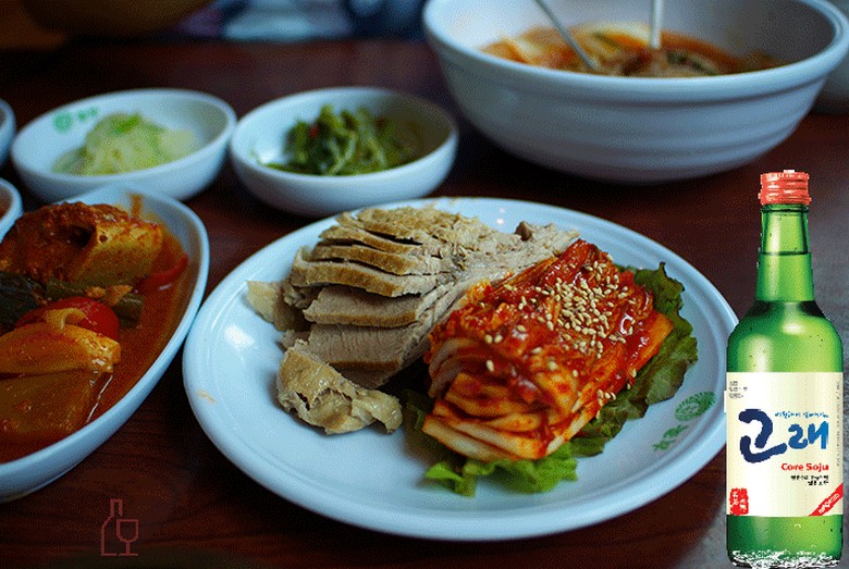  Các món nhắm anju đa dạng bày trên bàn cùng chai soju