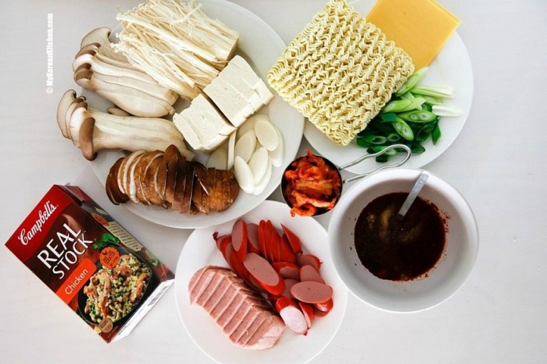 Các nguyên liệu budae jjigae gồm Spam, xúc xích, kim chi, đậu phụ và mì gói