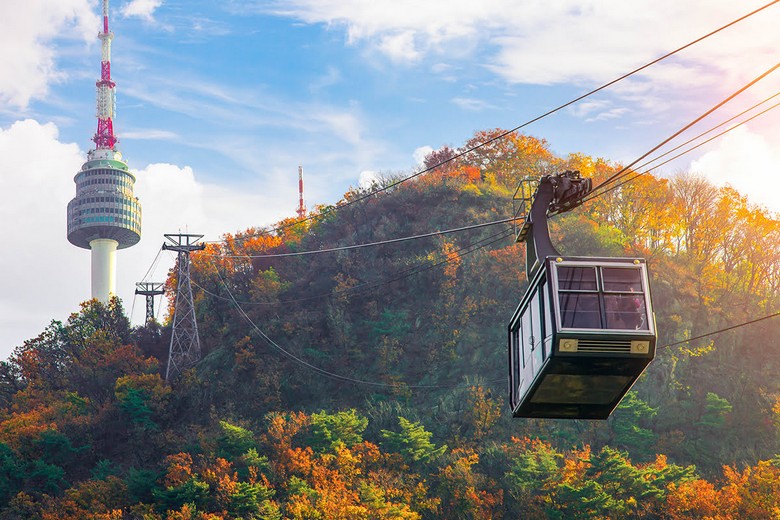 Cáp treo Namsan đưa khách lên núi giữa khung cảnh thành phố