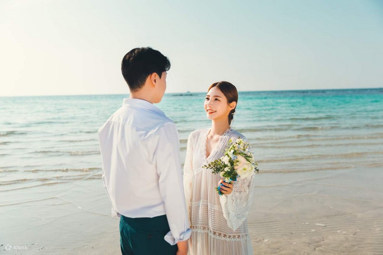 Cặp đôi chụp ảnh trên cung đường ven biển Jeju