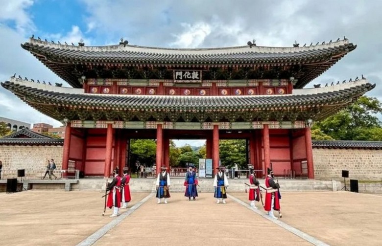 Cổng chính Donhwamun cổ kính của cung Changdeokgung