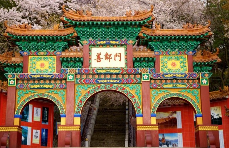 Cổng paifang đỏ rực nổi bật tại lối vào Phố Tàu Incheon