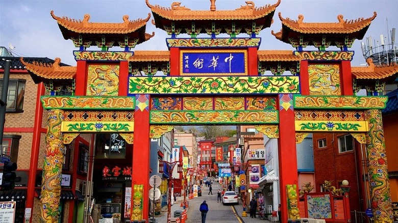 Cổng tam quan đỏ và phố đèn lồng ở Incheon Chinatown