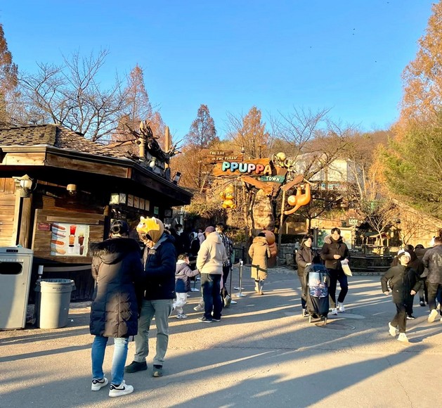 Cổng vào công viên Everland đông khách xếp hàng vào cuối tuần