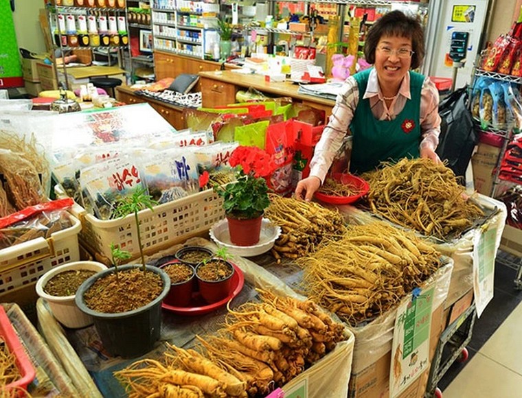 Củ hồng sâm và các sản phẩm chế biến từ hồng sâm bày bán tại cửa hàng