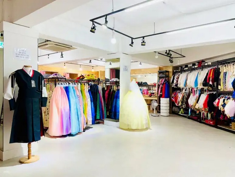 Cửa hàng cho thuê hanbok với nhiều mẫu mã đa dạng gần cung điện Gyeongbokgung