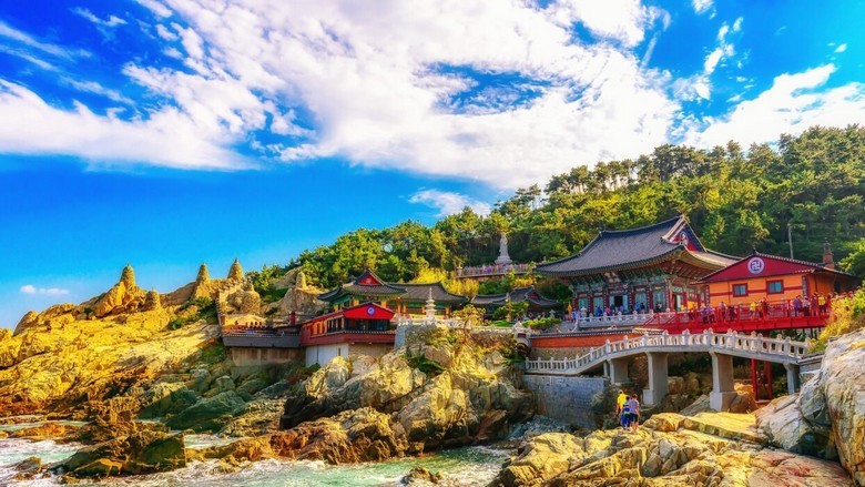 Chùa Haedong Yonggungsa nằm sát bờ biển Busan
