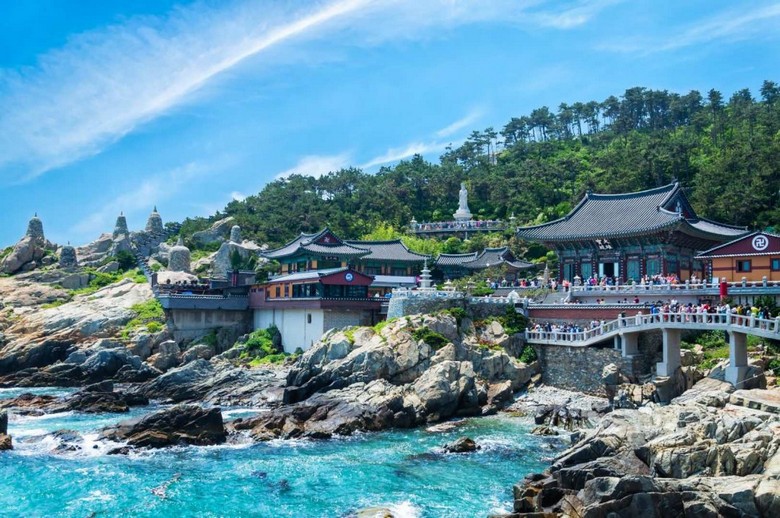 Chùa Haedong Yonggungsa nằm sát vách đá nhìn ra biển xanh