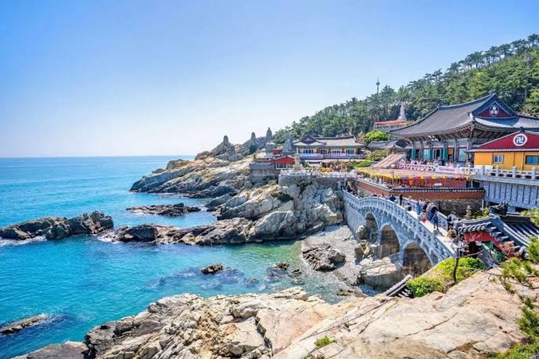 Chùa Haedong Yonggungsa nằm ven biển tại Busan, một trong ba thánh địa thờ Quan Âm của Hàn Quốc