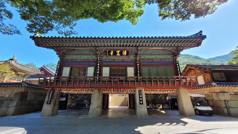 Chùa Jingwansa cổ kính nằm gần làng Eunpyeong Hanok