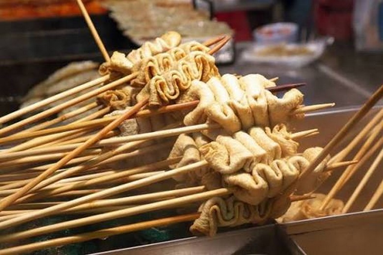 Chả cá xiên eomuk nóng hổi bày bán tại quầy đường phố Hàn Quốc
