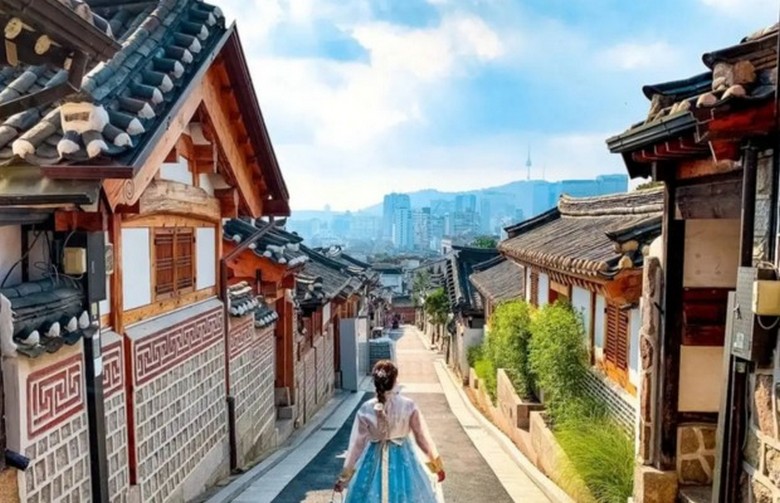 Con dốc Bukchon-ro 11-gil với dãy nhà hanok mái ngói nhìn xuống Seoul