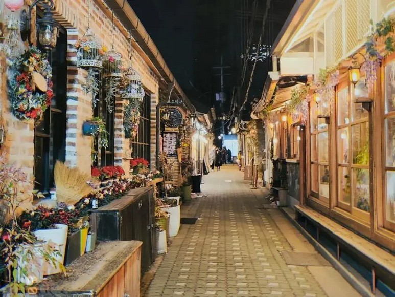 Con phố Insadong với các cửa hàng gốm sứ và đồ thủ công truyền thống