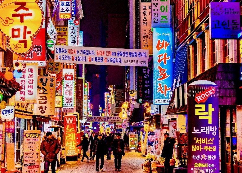 Con phố chính Itaewon với biển hiệu đa dạng ngôn ngữ ban đêm