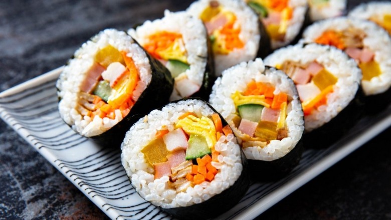 Cuộn gimbap Hàn Quốc cắt lát với nhiều loại nhân đầy màu sắc