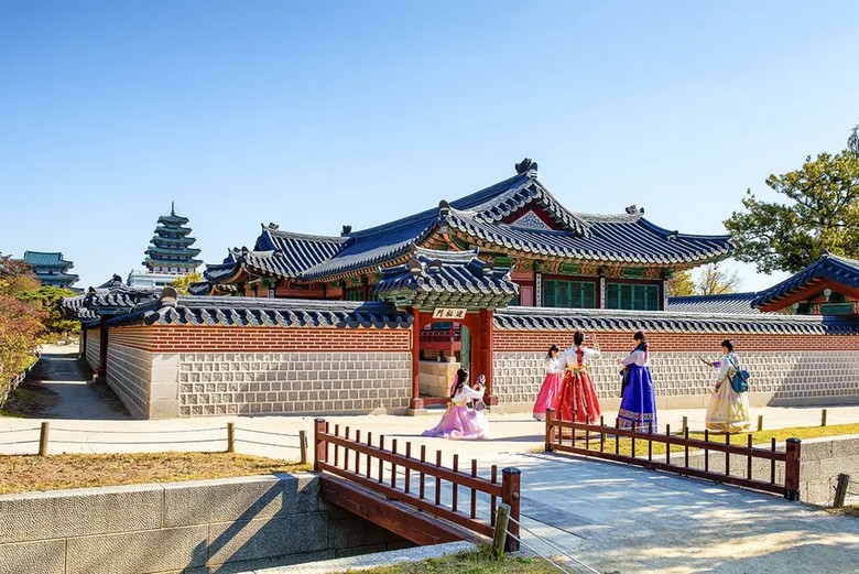 Cung điện Gyeongbokgung giữa khung cảnh hiện đại của Seoul